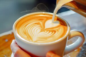 バリスタがコーヒーを淹れている様子